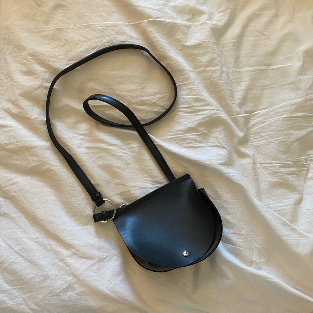 2 / $10 ✨ Forever 21 faux leather crossbody bag